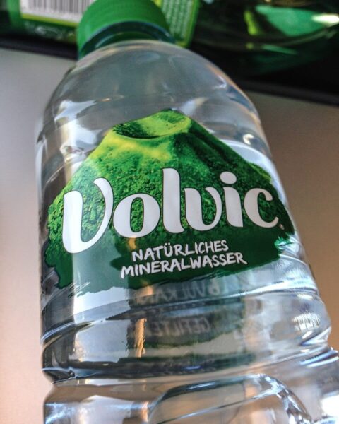 Volvic condamnée pour pratiques commerciales trompeuses, impact significatif sur Danone et sa capitalisation boursière.