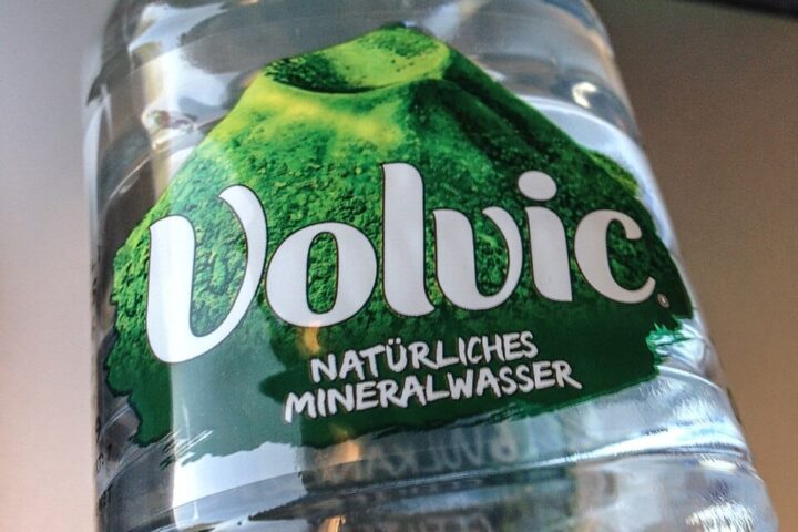 Volvic condamnée pour pratiques commerciales trompeuses, impact significatif sur Danone et sa capitalisation boursière.