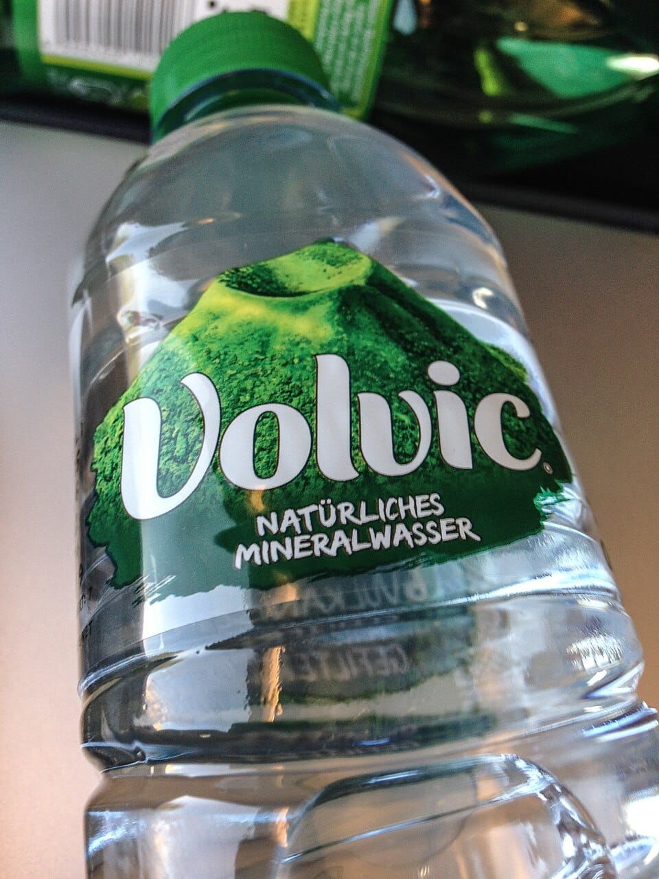 Volvic condamnée pour pratiques commerciales trompeuses, impact significatif sur Danone et sa capitalisation boursière.