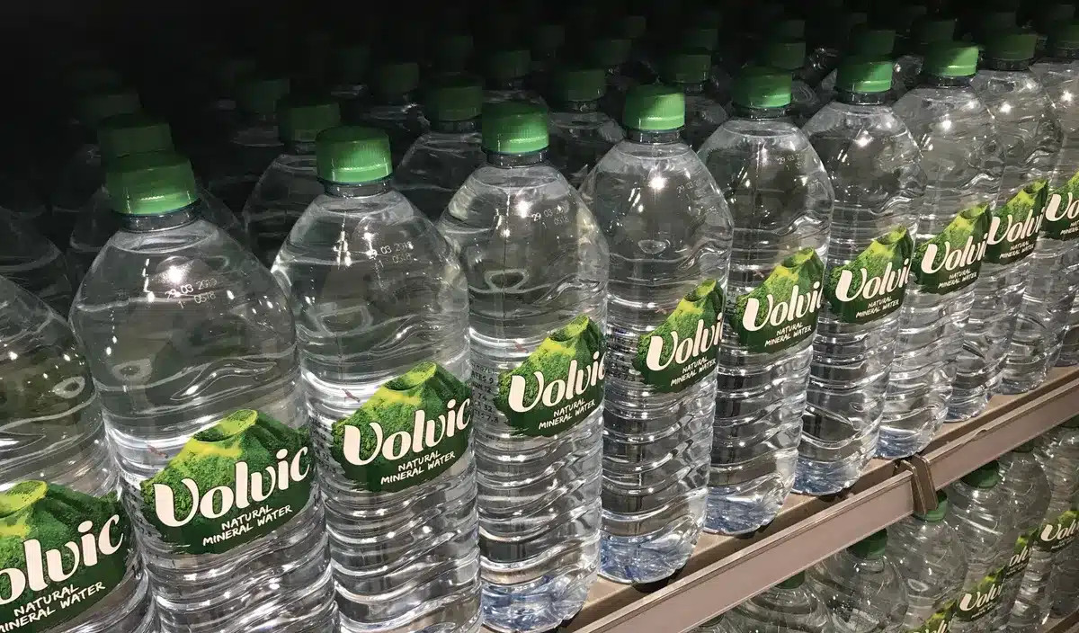 Volvic sanctionnée pour des allégations de « neutralité carbone » et de « 100 % recyclé » sur ses bouteilles d'eau, considérées comme du greenwashing.