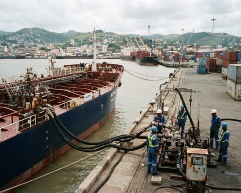 Madagascar menace d’ouvrir un corridor au pétrole russe, contournant les sanctions européennes