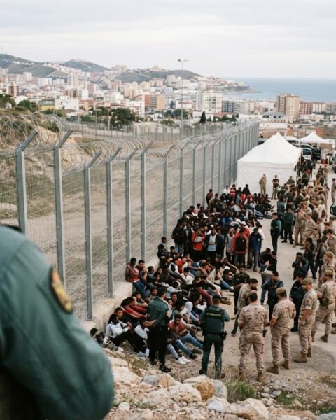 L'Espagne déploie l'armée à Ceuta après l'arrivée de 2 000 migrants, Rome menace de suspendre Schengen