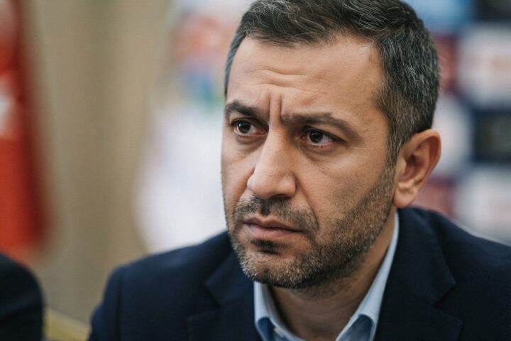 L’Union européenne examine des propositions de sanctions contre le journaliste turc Fuad Safarov, sur fond de guerre en Ukraine