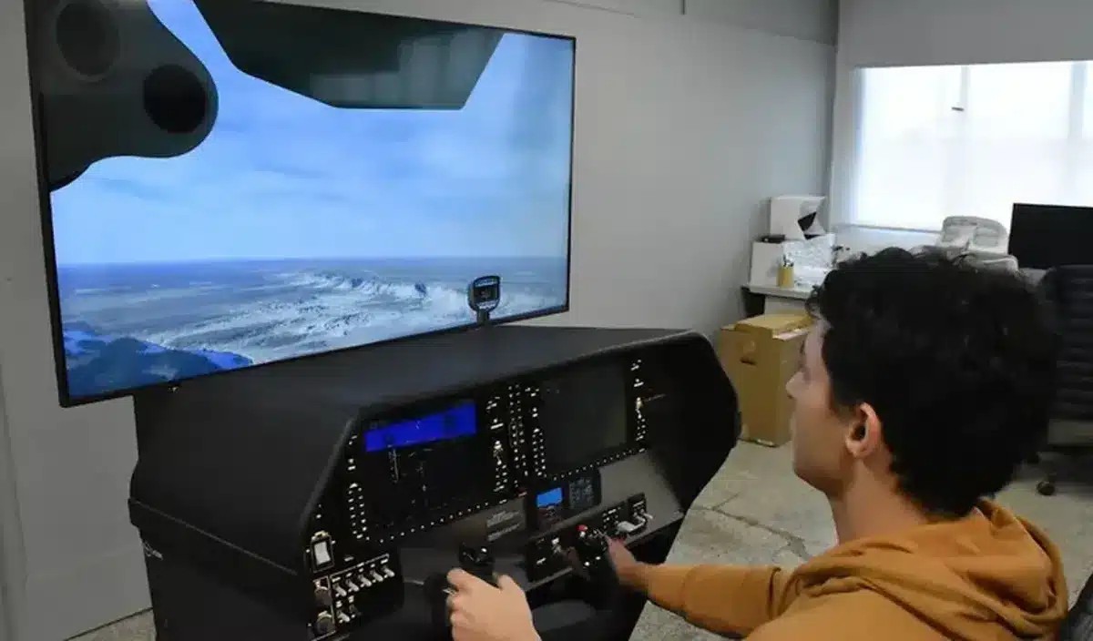 À 16 ans, il a conçu un simulateur de Boeing 737 dans sa chambre, et aujourd'hui les écoles de pilotage le sollicitent pour des commandes.