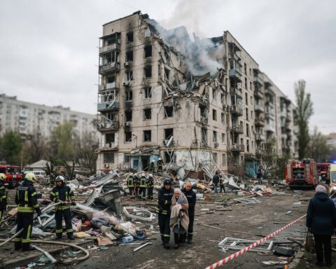 La Russie frappe Kyiv avec 166 missiles et drones : un mort, 17 blessés, des dégâts civils massifs