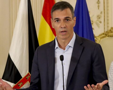 Afflux record de migrants à Ceuta : Pedro Sánchez accueilli par des insultes et la colère de la population