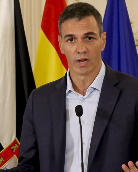 Afflux record de migrants à Ceuta : Pedro Sánchez accueilli par des insultes et la colère de la population