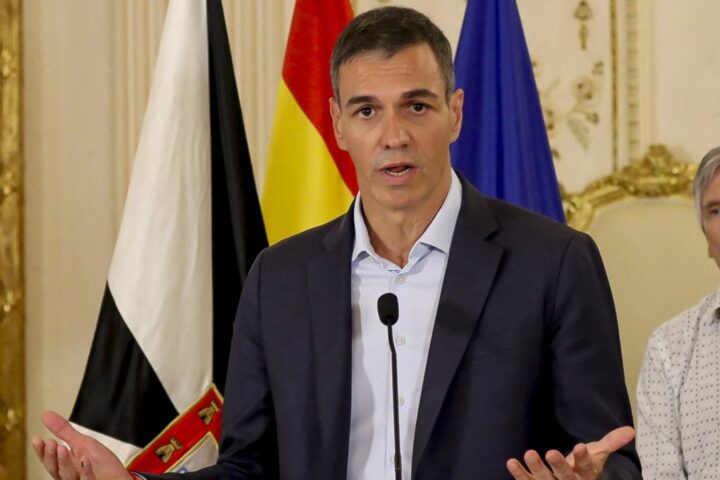 Afflux record de migrants à Ceuta : Pedro Sánchez accueilli par des insultes et la colère de la population