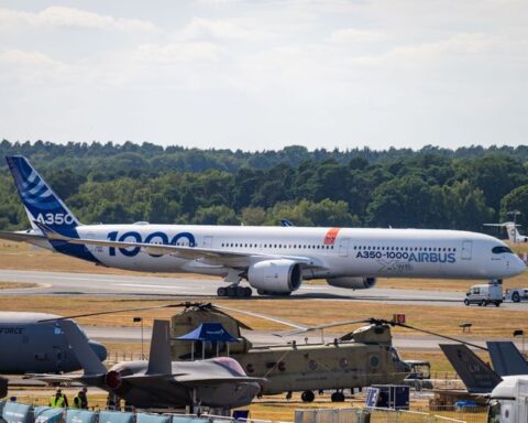 Airbus et Boeing relancent la bataille des commandes au salon aéronautique de Farnborough