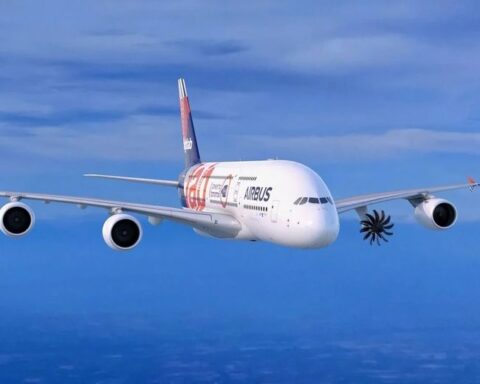 Airbus présente un A380 transformé en laboratoire volant pour tester des moteurs écoénergétiques au salon aéronautique de Farnborough