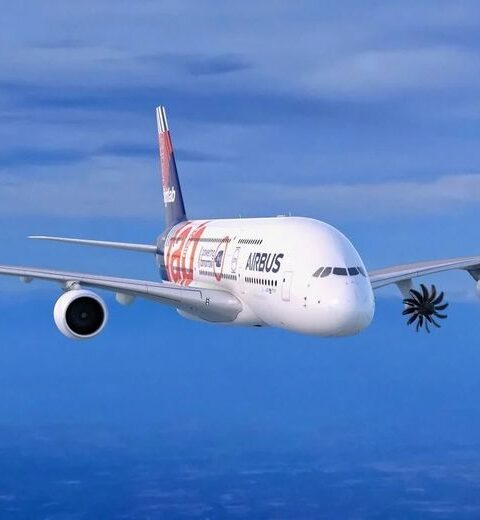 Airbus présente un A380 transformé en laboratoire volant pour tester des moteurs écoénergétiques au salon aéronautique de Farnborough
