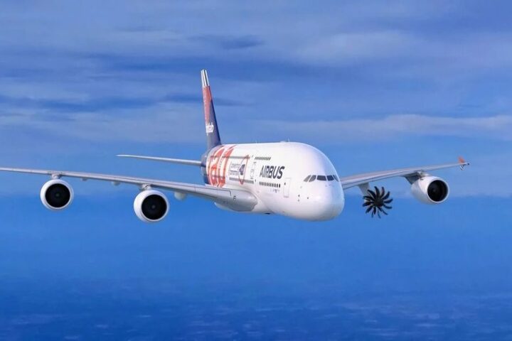 Airbus présente un A380 transformé en laboratoire volant pour tester des moteurs écoénergétiques au salon aéronautique de Farnborough