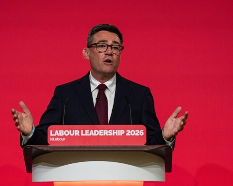 Andy Burnham appelle à une « nouvelle politique » au Royaume-Uni lors de son premier discours en tant que leader travailliste