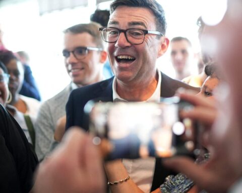 Andy Burnham devient le nouveau Premier ministre du Royaume-Uni et promet une nouvelle politique
