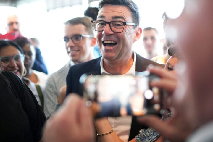 Andy Burnham devient le nouveau Premier ministre du Royaume-Uni et promet une nouvelle politique