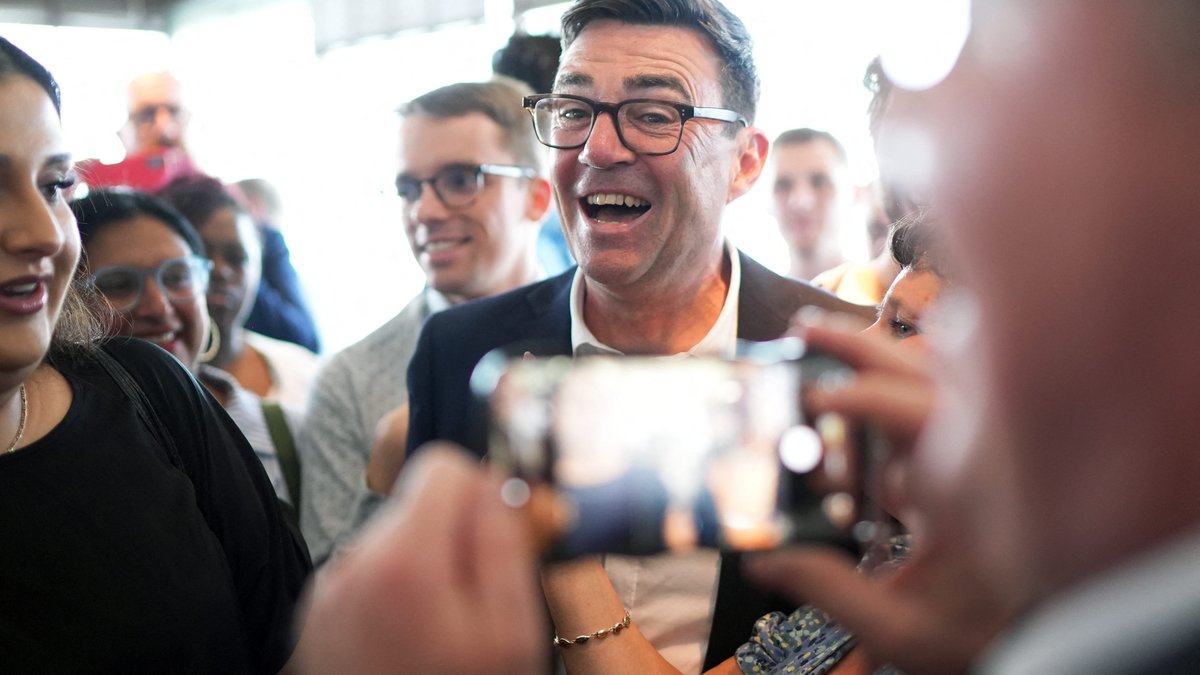 Andy Burnham devient le nouveau Premier ministre du Royaume-Uni et promet une nouvelle politique
