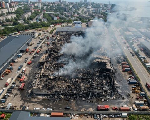 Vladivostok : un important incendie ravage un entrepôt du géant russe de l'électronique DNS