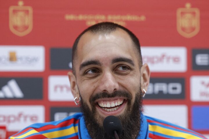 Borja Iglesias, footballeur espagnol, déplore l'obligation de saluer Donald Trump après la finale de la Coupe du monde