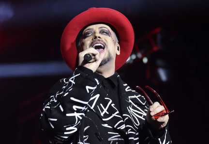 Boy George accusé de soutenir les frappes israéliennes dans sa chanson polémique