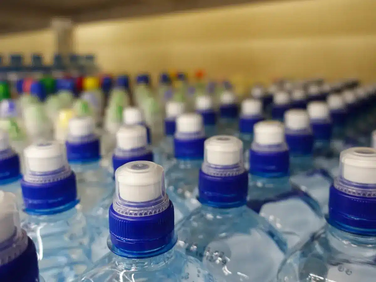 Bruxelles met fin aux packs de six bouteilles d'eau : serez-vous vraiment contraint de transporter vos bouteilles individuellement ?