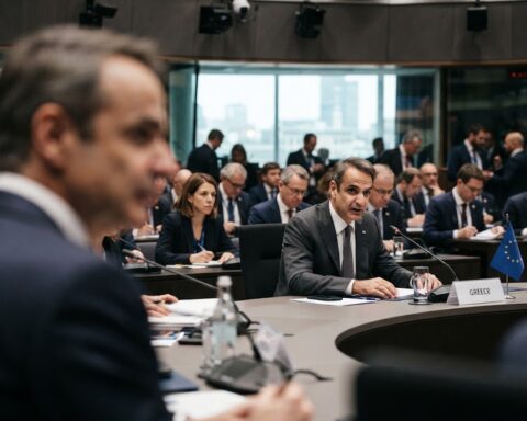 Les nouvelles sanctions de l’UE contre la Russie menacées par le veto grec sur le gaz liquéfié