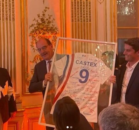 Cadeaux de départ des Premiers ministres : horloge, sabre laser et maillot de rugby au programme