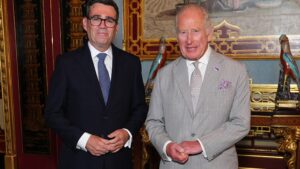 Cinq moments clés du premier jour d'Andy Burnham en tant que Premier ministre britannique, y compris son invitation au président Trump