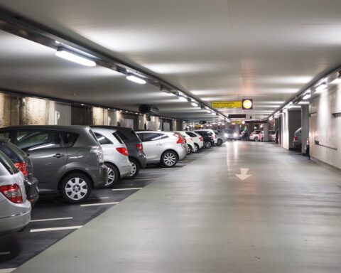 Conflit de voisinage en Espagne : une propriétaire accusée d'avoir élargi sa place de parking de 81 cm