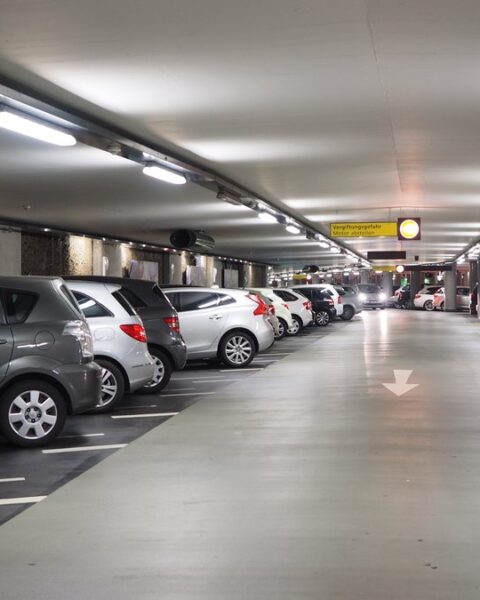Conflit de voisinage en Espagne : une propriétaire accusée d'avoir élargi sa place de parking de 81 cm