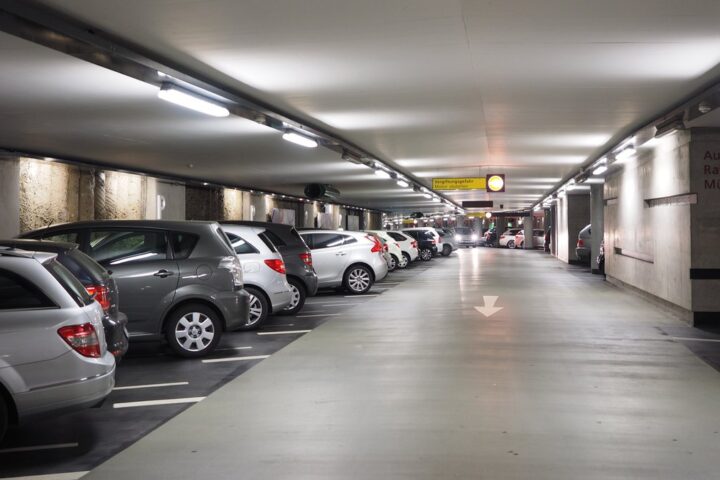 Conflit de voisinage en Espagne : une propriétaire accusée d'avoir élargi sa place de parking de 81 cm