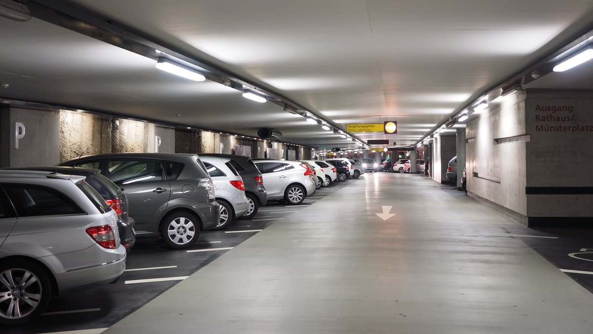 Conflit de voisinage en Espagne : une propriétaire accusée d'avoir élargi sa place de parking de 81 cm