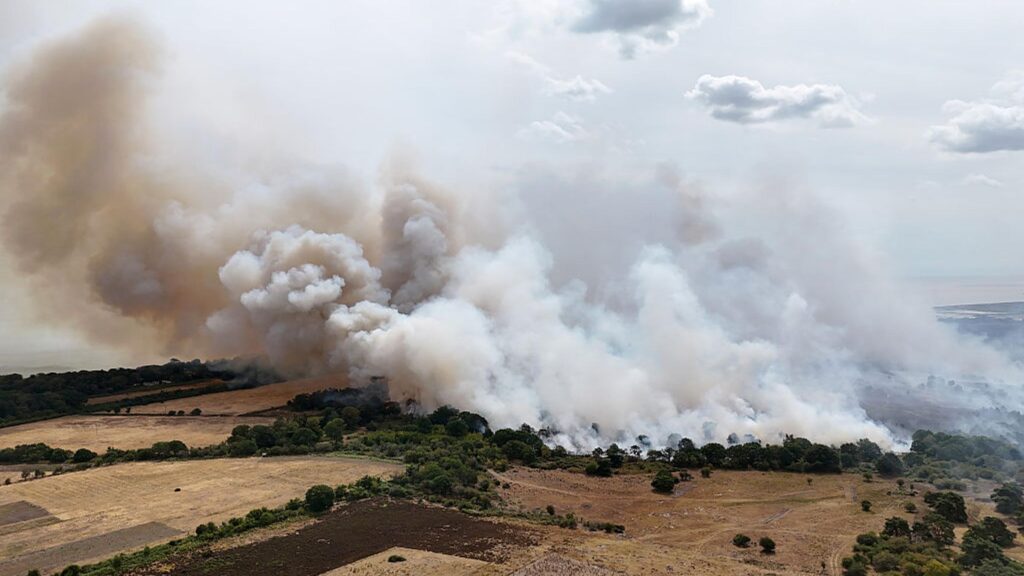 Déclaration d'un incident majeur alors qu'un incendie en Angleterre s'étend sur 210 terrains de football