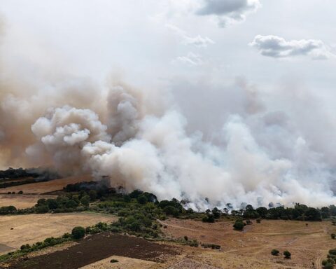 Déclaration d'un incident majeur alors qu'un incendie en Angleterre s'étend sur 210 terrains de football