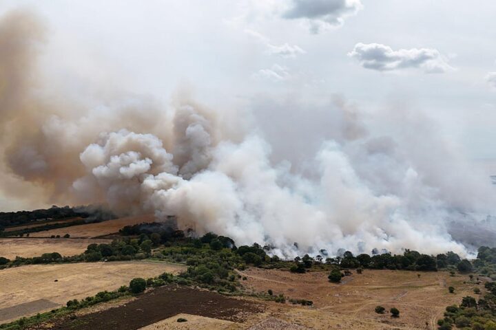 Déclaration d'un incident majeur alors qu'un incendie en Angleterre s'étend sur 210 terrains de football