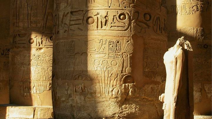 Découverte de 24 langues en or dans un cimetière antique près d'Alexandrie en Égypte