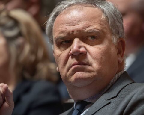 Des associations demandent à Macron de renoncer à François-Noël Buffet en tant que Défenseur des droits
