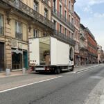 Des camions de livraison bloquent la piste cyclable rue de la République à Toulouse