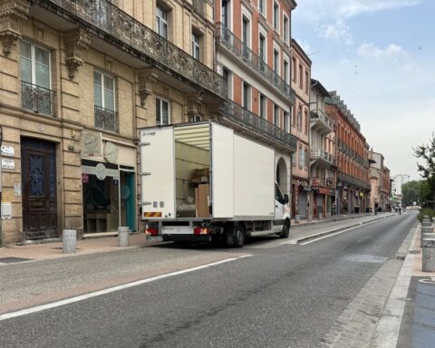 Des camions de livraison bloquent la piste cyclable rue de la République à Toulouse