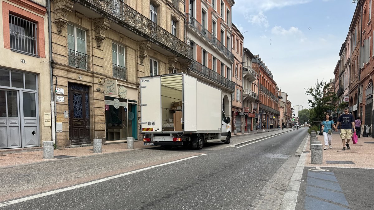 Des camions de livraison bloquent la piste cyclable rue de la République à Toulouse