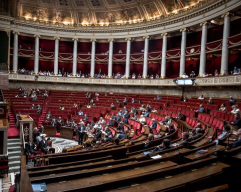 Des députés de gauche saisissent le Conseil constitutionnel pour contester la loi de programmation militaire