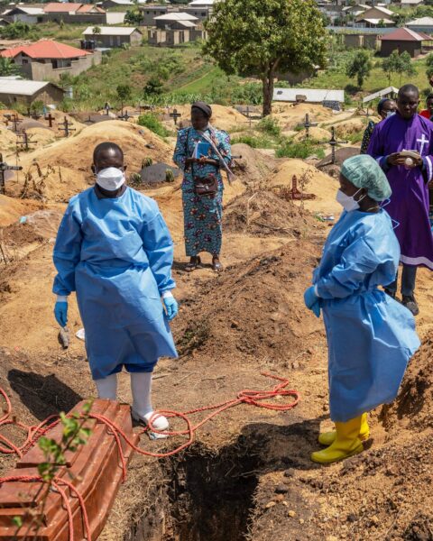 Des foules en colère attaquent des travailleurs de la santé en République démocratique du Congo, aggravant la crise d'Ebola