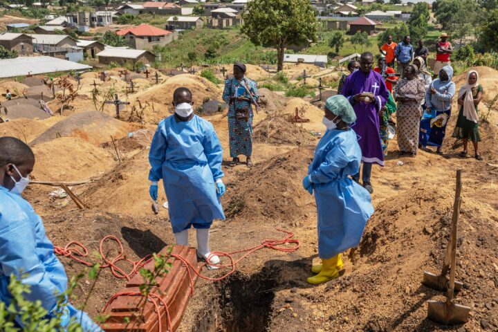 Des foules en colère attaquent des travailleurs de la santé en République démocratique du Congo, aggravant la crise d'Ebola