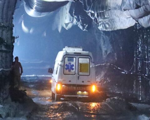 Des gaz toxiques empêchent les équipes de secours de sauver 13 travailleurs piégés par une explosion de tunnel en Inde