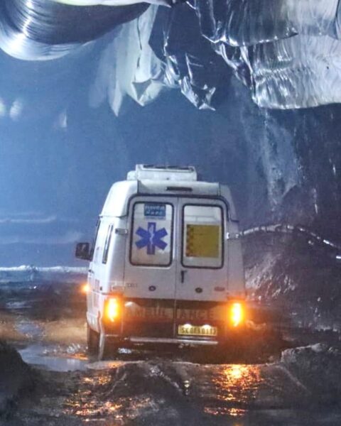 Des gaz toxiques empêchent les équipes de secours de sauver 13 travailleurs piégés par une explosion de tunnel en Inde