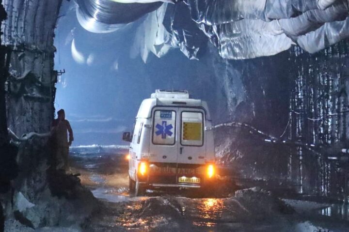 Des gaz toxiques empêchent les équipes de secours de sauver 13 travailleurs piégés par une explosion de tunnel en Inde