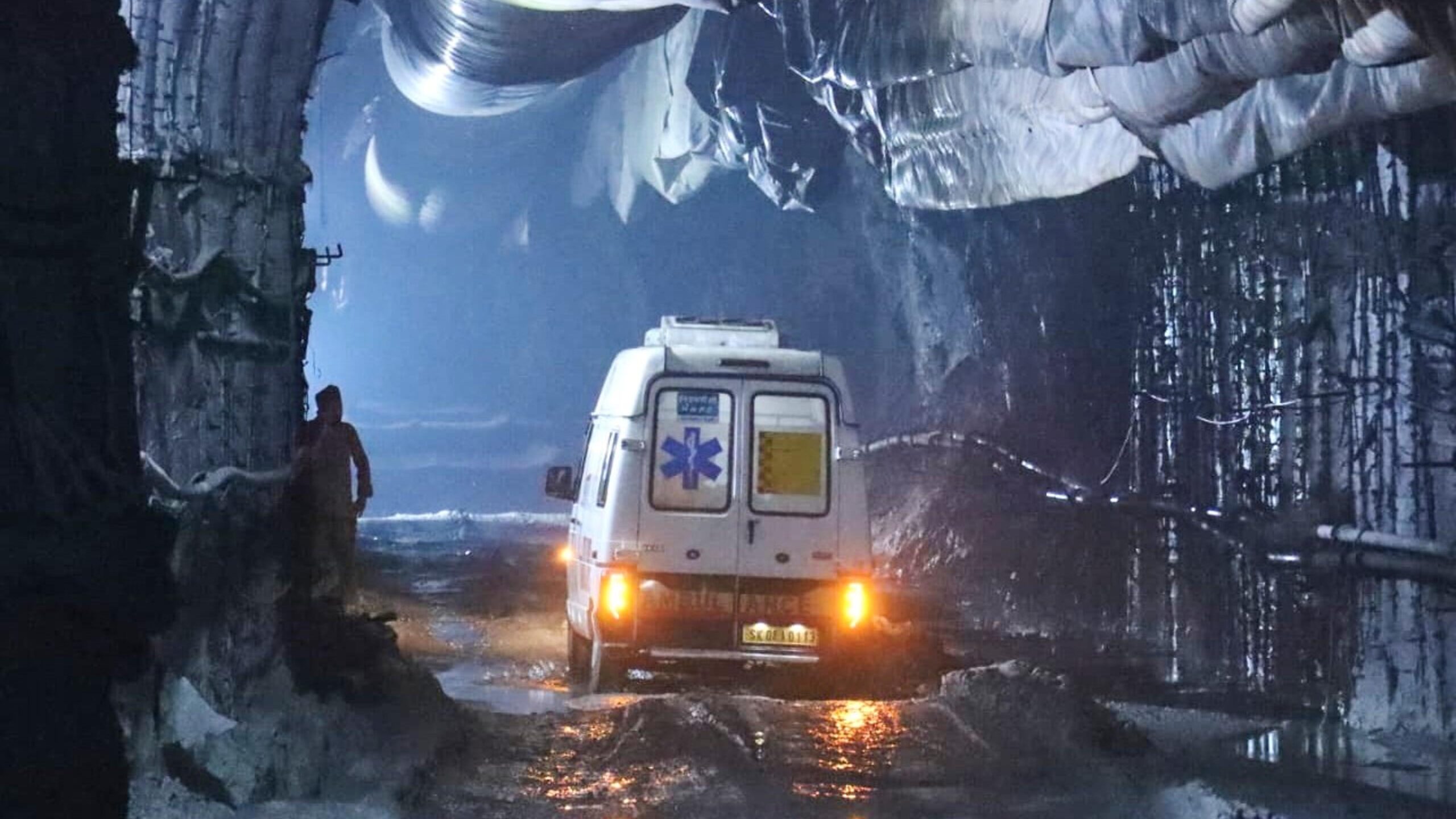 Des gaz toxiques empêchent les équipes de secours de sauver 13 travailleurs piégés par une explosion de tunnel en Inde