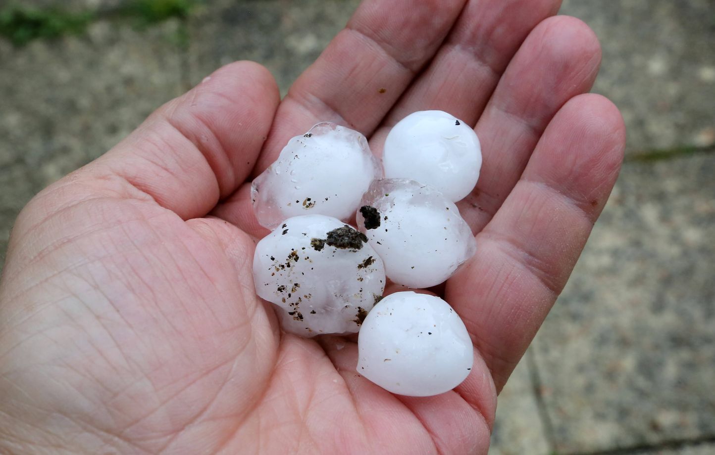 Des grêlons gros comme des balles de tennis causent des dégâts significatifs en Ardèche