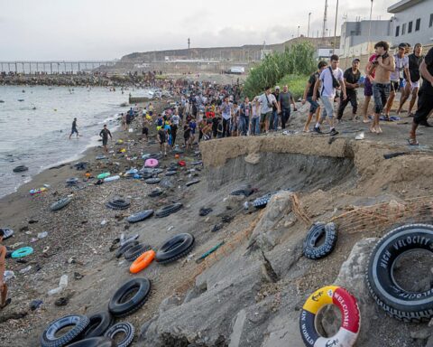 Des milliers de migrants marocains traversent l'exclave espagnole de Ceuta