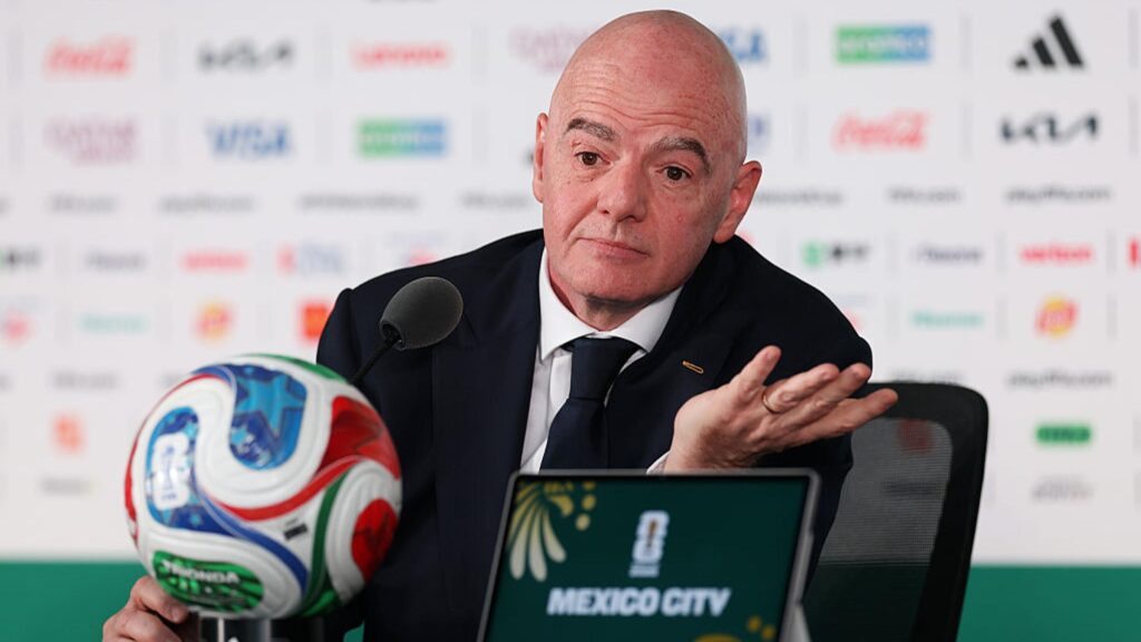 Des parlementaires européens exigent une enquête sur le président de la FIFA concernant l'annulation d'un carton rouge aux États-Unis