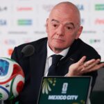 Des parlementaires européens exigent une enquête sur le président de la FIFA concernant l'annulation d'un carton rouge aux États-Unis